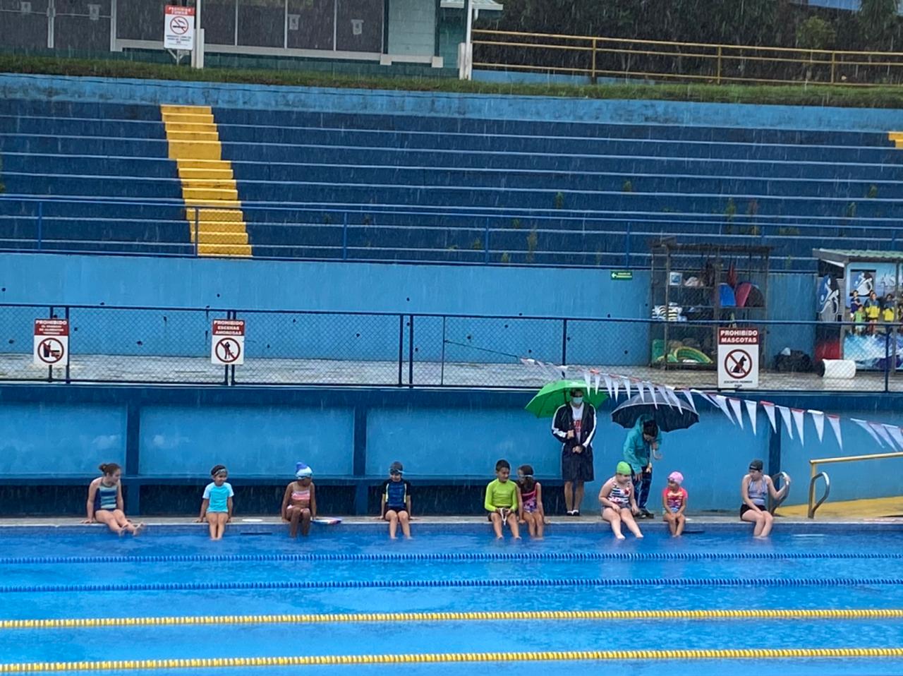 Natación con lluvia en San Carlos